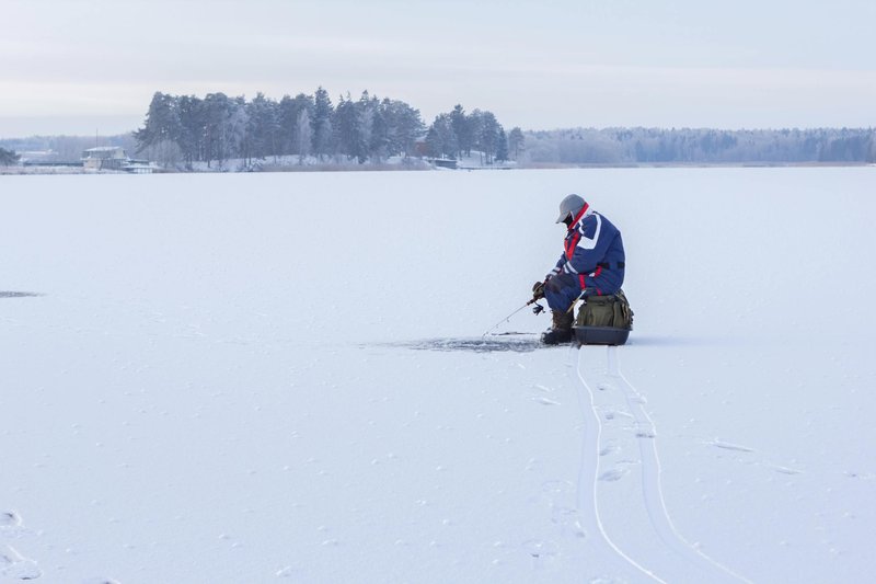 Ice fishing, ice fishing game